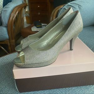 Bandolino Rainaaa Pump Size 9.5 Cafe Latte